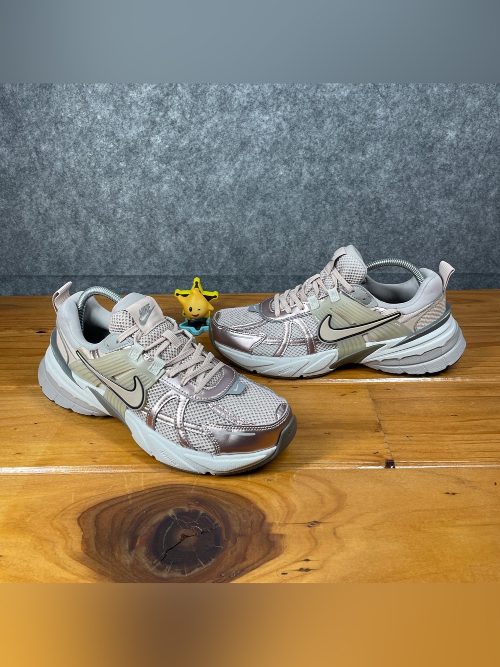 Nike V2K Run WOMENS 10 Particle Beige Metallic Rose Gold Sneakers FD0736-201